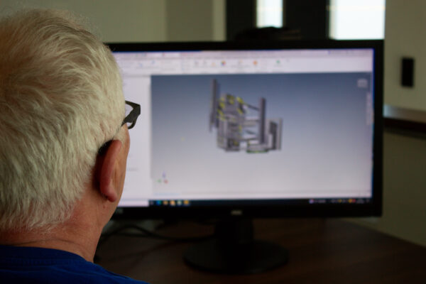 Ein Mitarbeiter an einem Computer macht CAD/CAM Planung in Pleiskirchen