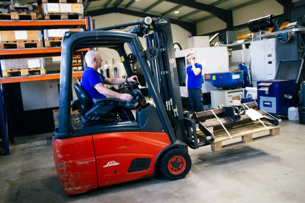 Ein Gabelstaplerfahrer