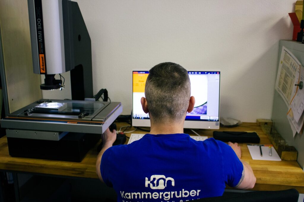 Ein Mitarbeiter arbeitet an einem PC im Büro.