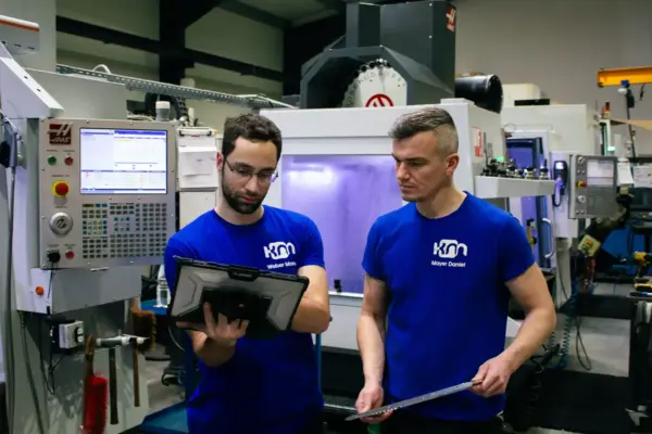 Zwei Mitarbeiter im Gespräch