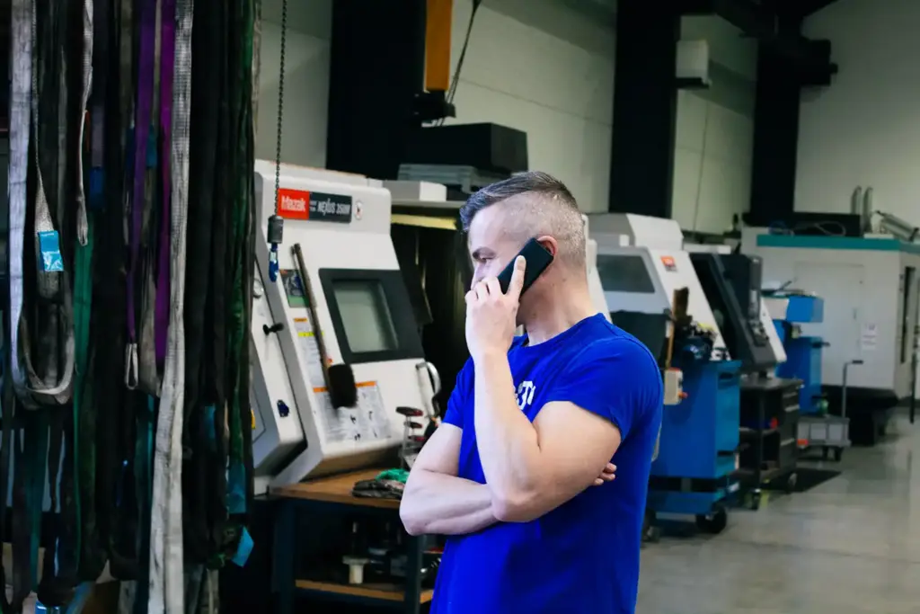 Ein Mitarbeiter am Telefon