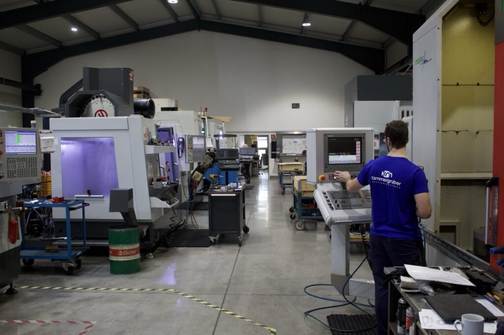 Ein Mitarbeiter zwischen den Maschinen