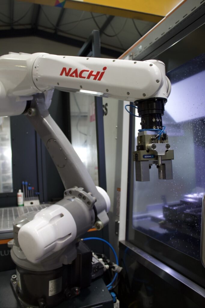 Ein weißer Roboterarm in Aktion