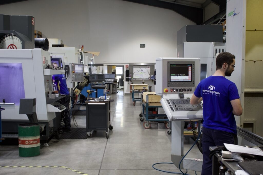 Ein Mitarbeiter an einer Maschine