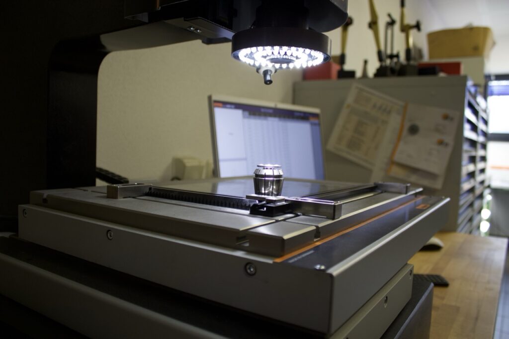 Beleuchtetes CNC-Bauteil in Aktion